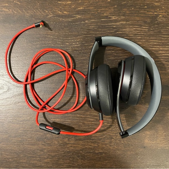 Beats Solo 2 Wired Headphones & Case - Picture 5 of 8